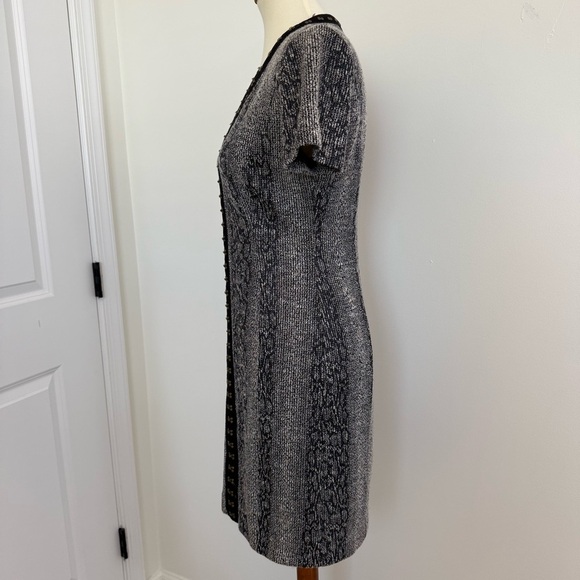 T Tahari Women’s Dress Size 6 Gray Sheath Short Sleeve V Neck Snake Print - Picture 4 of 12